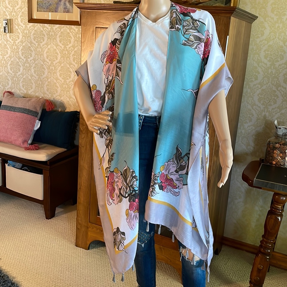 Floral print kimono with tassels